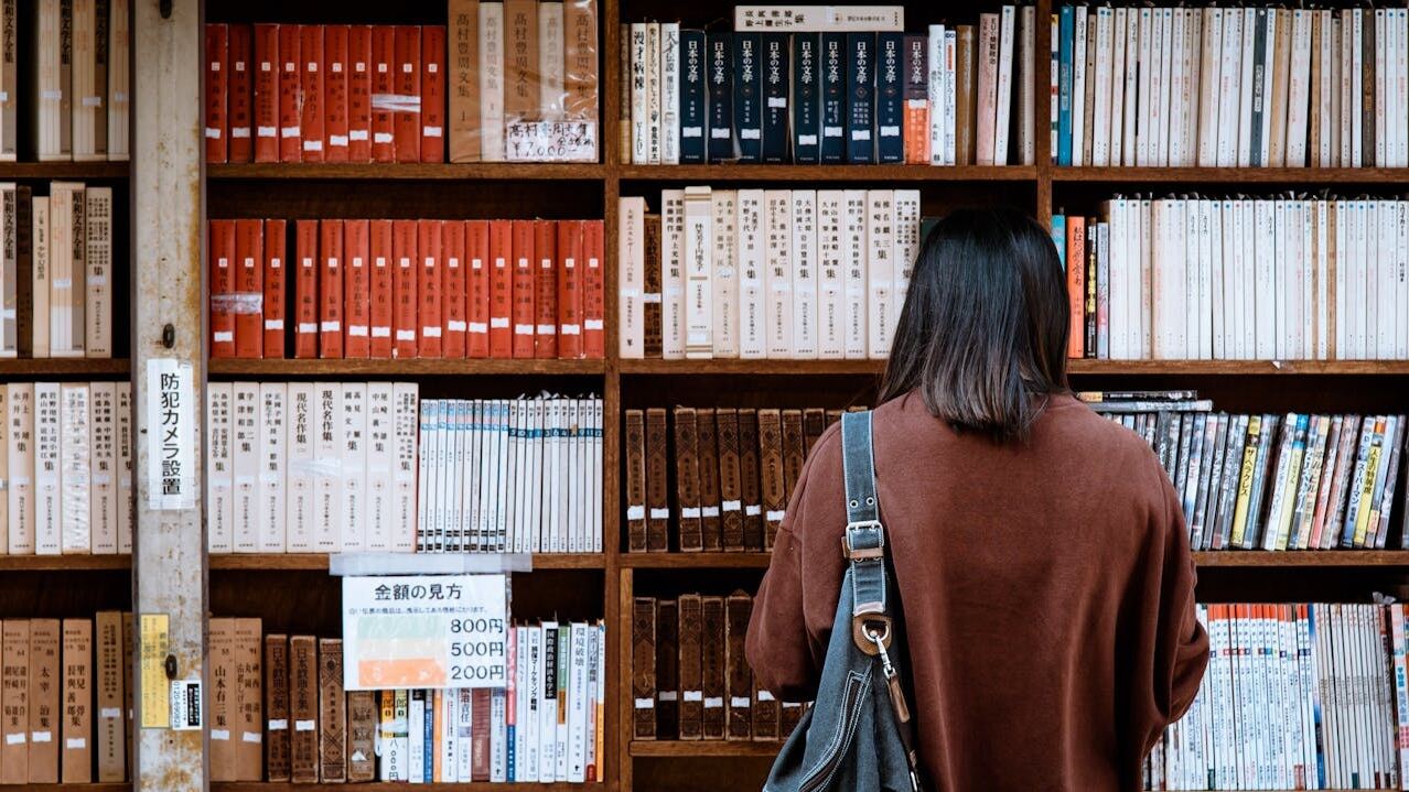 Cara Bookstagram Menata Buku, Paling Sederhana Hingga Klasifikasi Berdasarkan Keilmuan